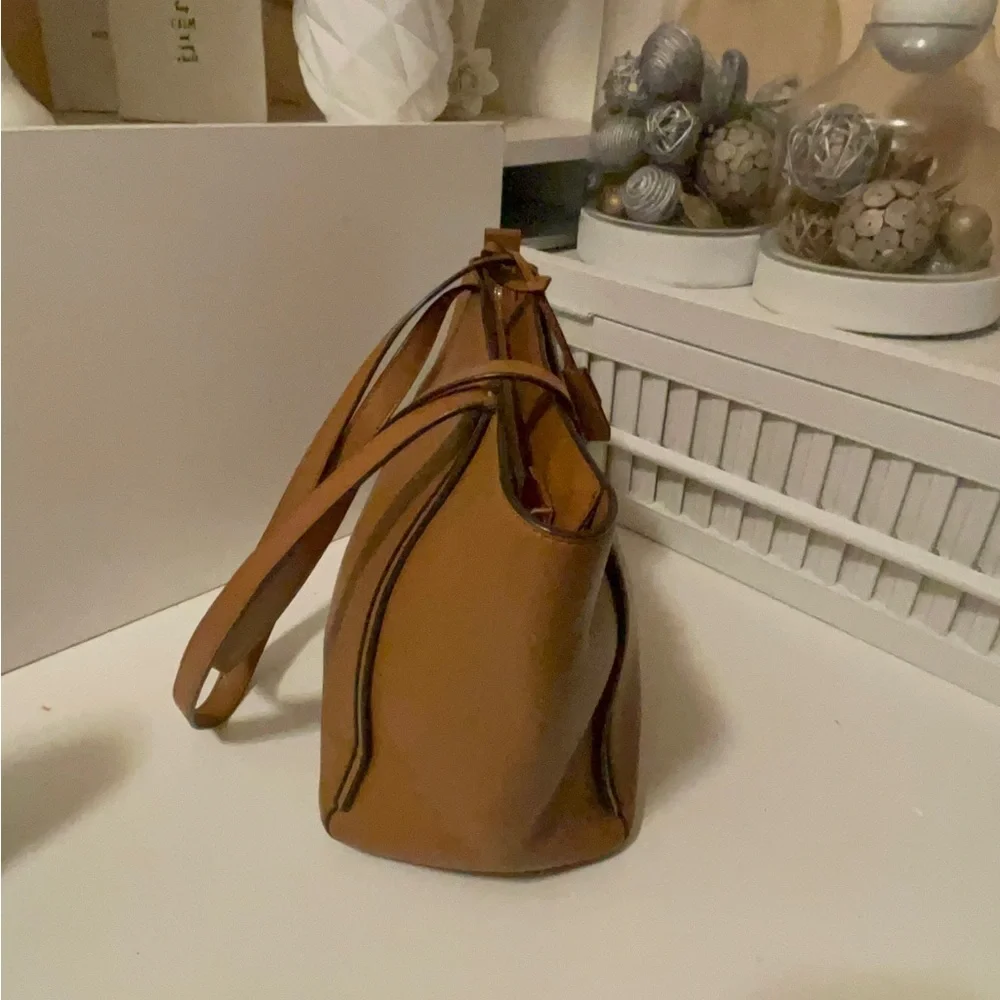 Michael Kors beautiful tan color leather bag classic  comes with their desk bag